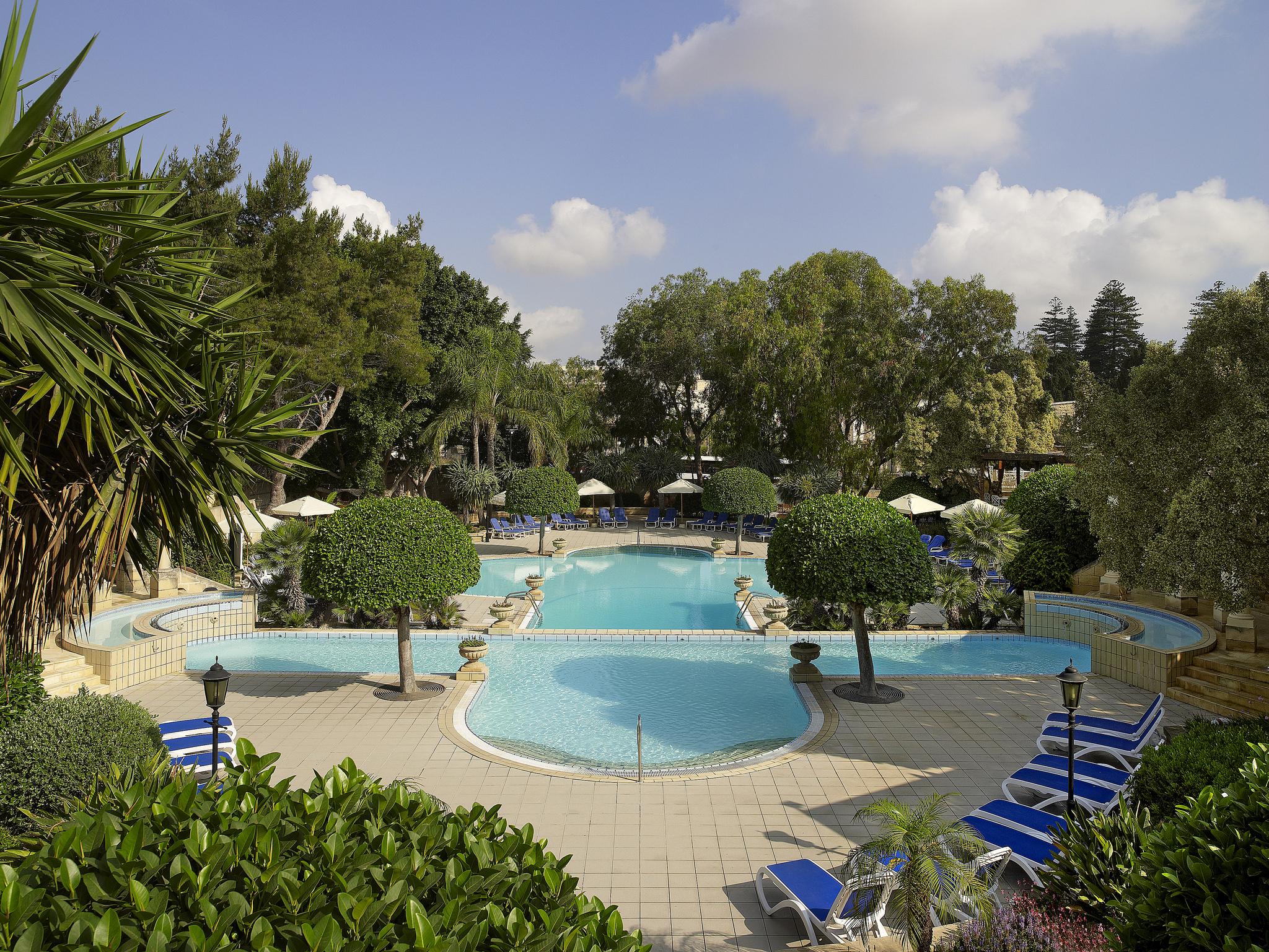 Corinthia Palace Malta Attard Exterior photo The swimming pool at the hotel