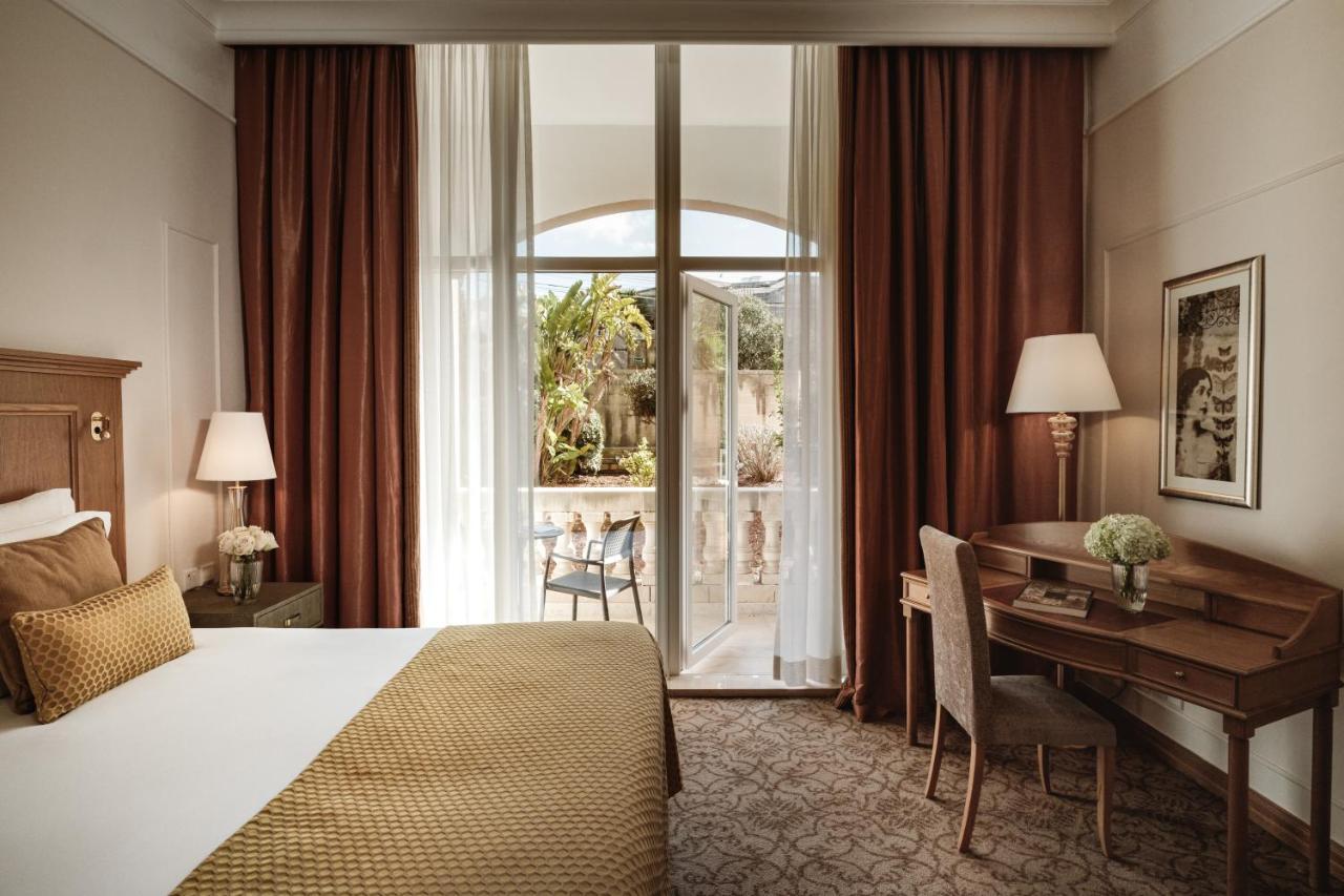Corinthia Palace Malta Attard Exterior photo A room at the Four Seasons Hotel