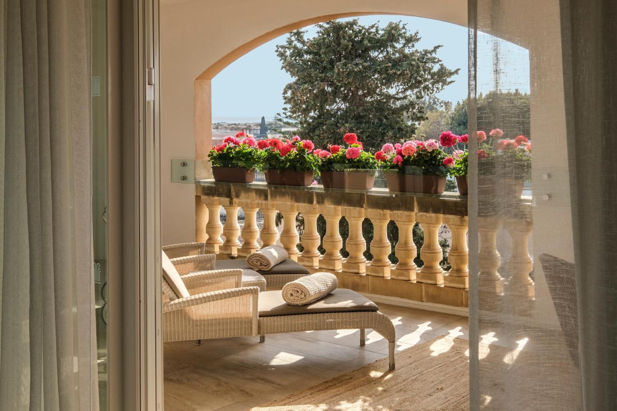 Corinthia Palace Malta Attard Exterior photo A balcony at the Four Seasons Hotel, Rome